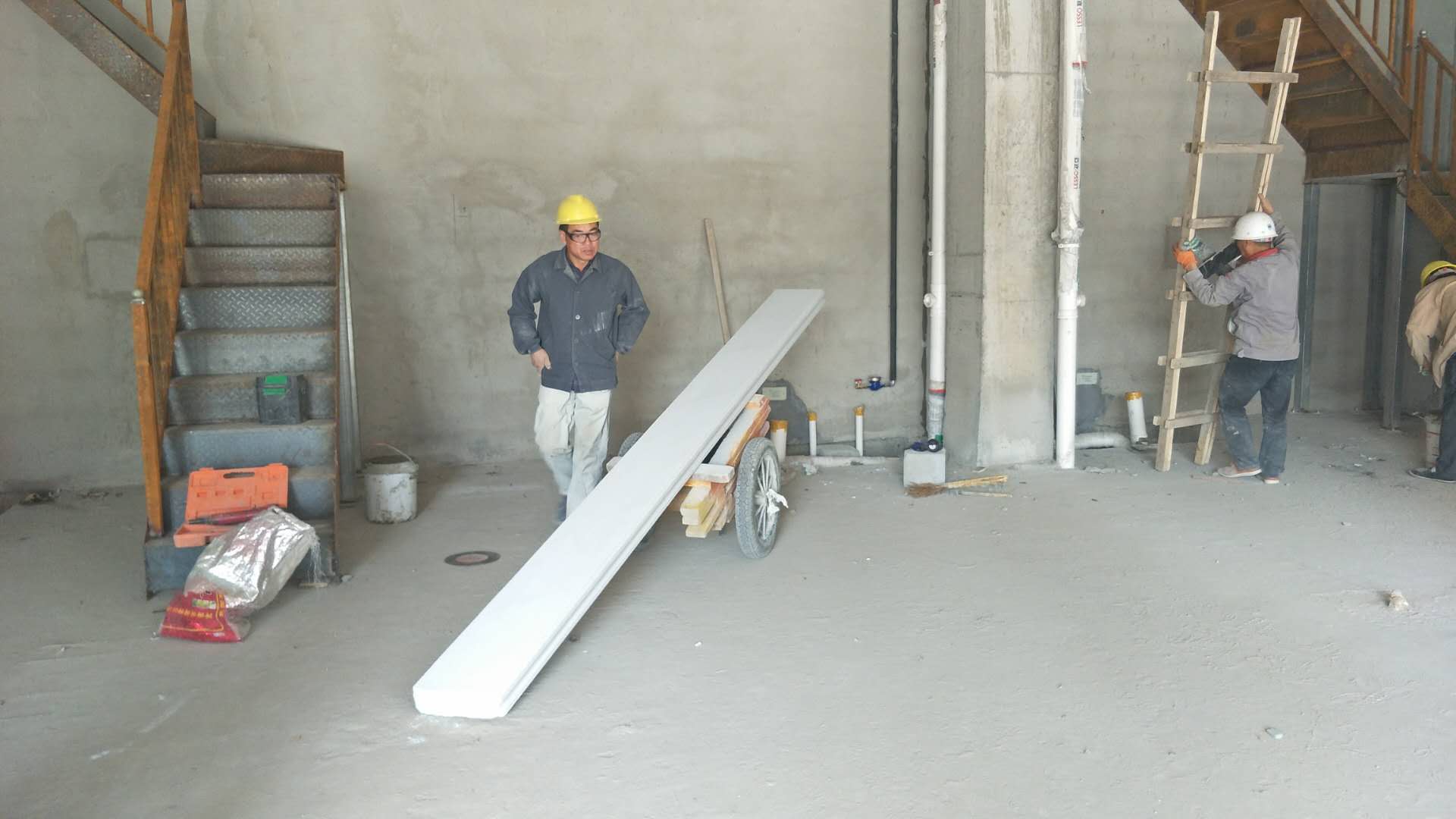 運(yùn)加氣混凝土板到安裝現(xiàn)場(chǎng)